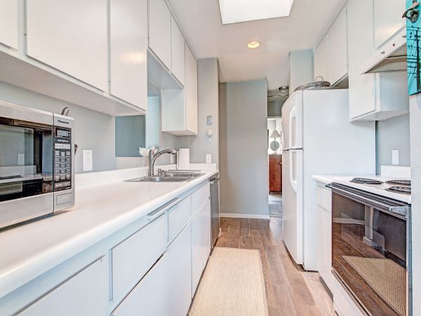 Charming 3 Bedroom Duplex in Del Mar One Block to Beach