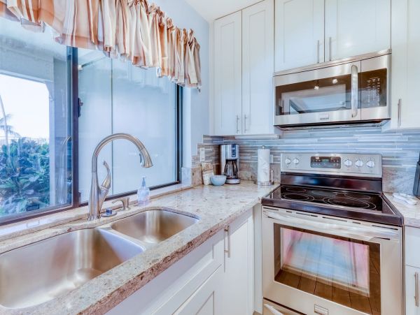 Lahaina Vacation Beach Condo Sleeps 6 Guests