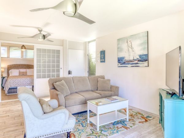Lahaina Vacation Beach Condo Sleeps 6 Guests