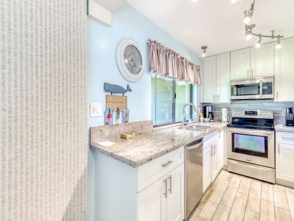 Lahaina Vacation Beach Condo Sleeps 6 Guests