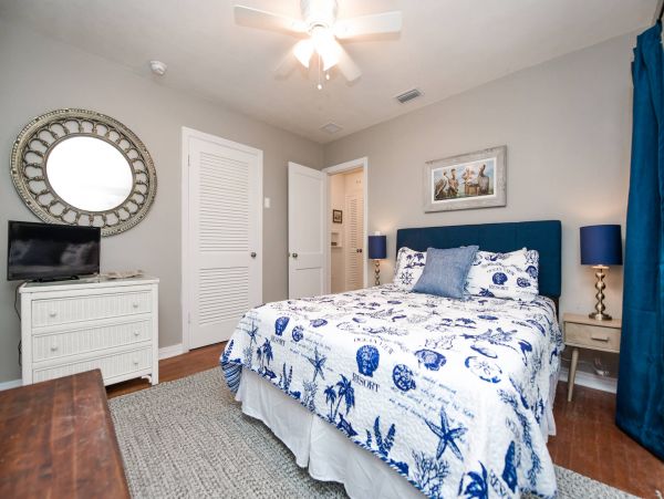 Walk to Beach Two Bedroom Vacation Home in Anna Maria