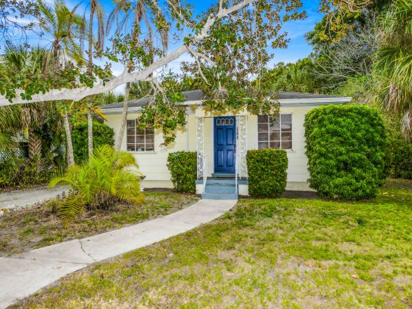 Walk to Beach Two Bedroom Vacation Home in Anna Maria