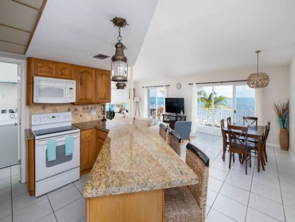 Value Oceanfront 3 Bedroom Pool Home Sleeps 10 in Islamorada