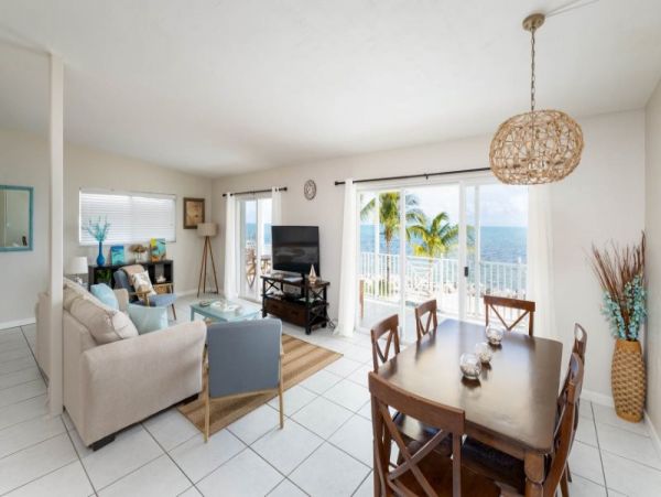 Value Oceanfront 3 Bedroom Pool Home Sleeps 10 in Islamorada