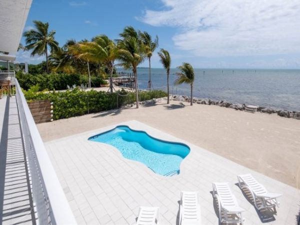 Value Oceanfront 3 Bedroom Pool Home Sleeps 10 in Islamorada
