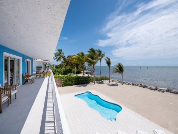 Value Oceanfront 3 Bedroom Pool Home Sleeps 10 in Islamorada