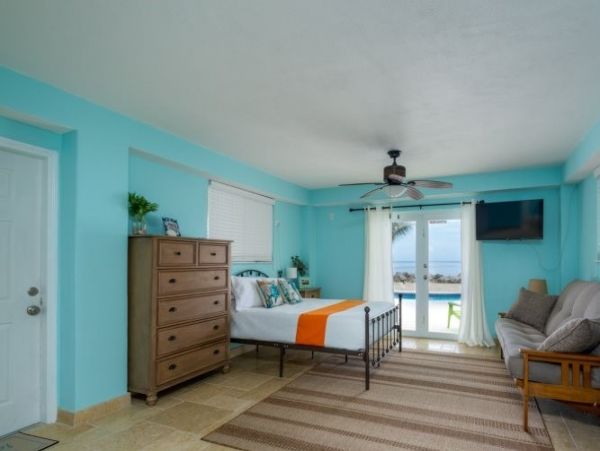 Value Oceanfront 3 Bedroom Pool Home Sleeps 10 in Islamorada