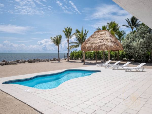 Value Oceanfront 3 Bedroom Pool Home Sleeps 10 in Islamorada