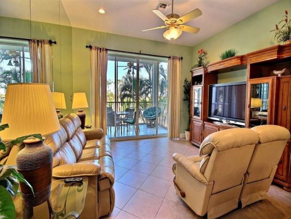3 Story Townhouse with Marina Views and Steps to Pool & Spa