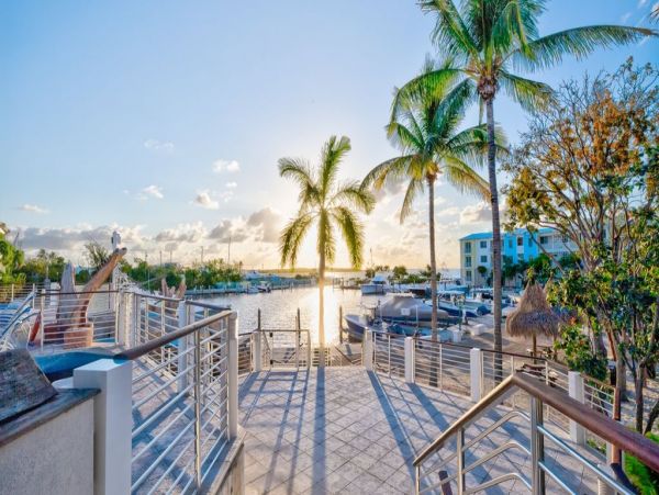 3 Story Townhouse with Marina Views and Steps to Pool & Spa