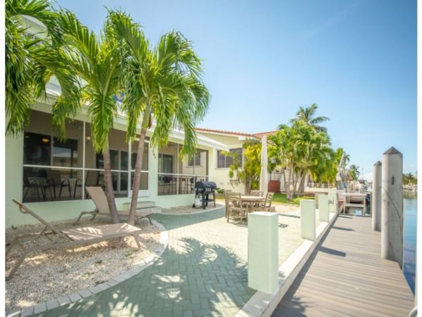 Canal Front 3 Bedroom Home Sleeps 8 Guests Key Colony Beach