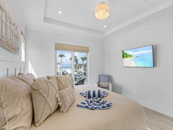 Luxury Canal-Front Home with Heated Pool & Beach Access - Perfect Getaway in Fort Myers