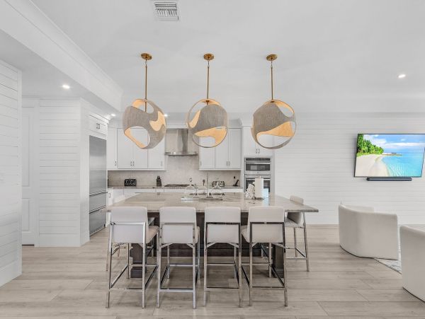Luxury Canal-Front Home with Heated Pool & Beach Access - Perfect Getaway in Fort Myers