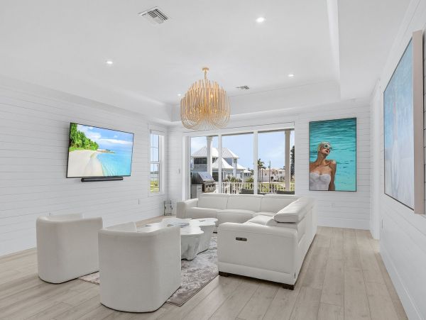 Luxury Canal-Front Home with Heated Pool & Beach Access - Perfect Getaway in Fort Myers