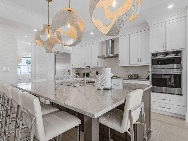 Luxury Canal-Front Home with Heated Pool & Beach Access - Perfect Getaway in Fort Myers