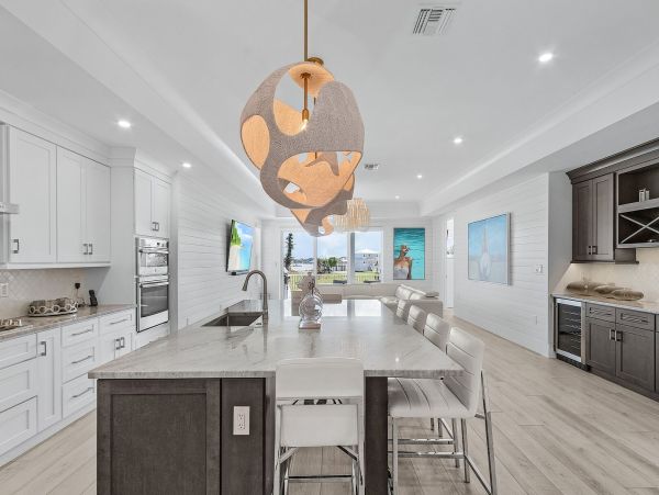 Luxury Canal-Front Home with Heated Pool & Beach Access - Perfect Getaway in Fort Myers