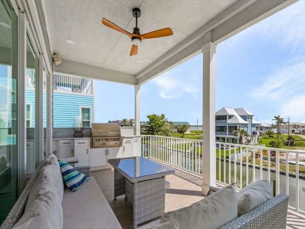 Luxury Canal-Front Home with Heated Pool & Beach Access - Perfect Getaway in Fort Myers