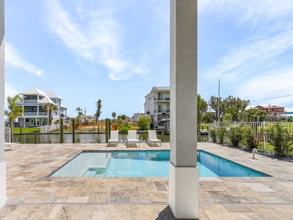 Luxury Canal-Front Home with Heated Pool & Beach Access - Perfect Getaway in Fort Myers