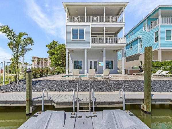 Luxury Canal-Front Home with Heated Pool & Beach Access - Perfect Getaway in Fort Myers