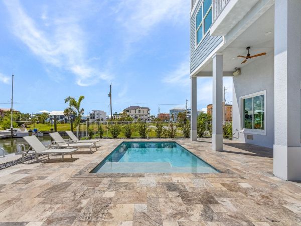 Luxury Canal-Front Home with Heated Pool & Beach Access - Perfect Getaway in Fort Myers