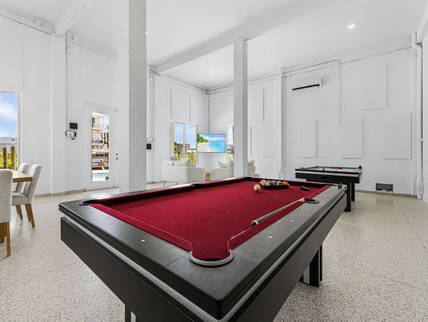 Luxury Canal-Front Home with Heated Pool & Beach Access - Perfect Getaway in Fort Myers