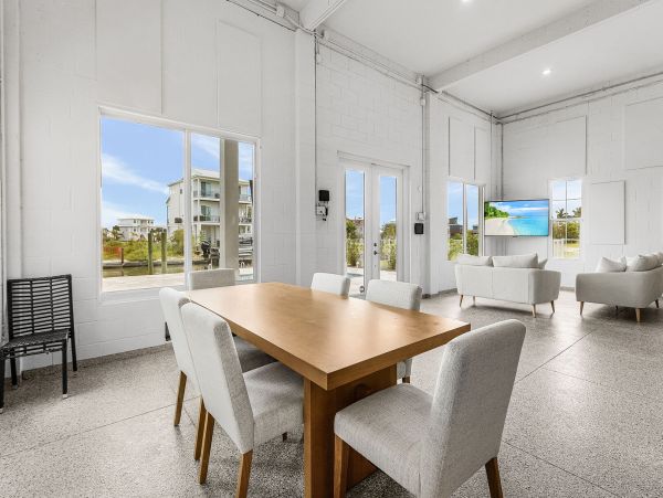 Luxury Canal-Front Home with Heated Pool & Beach Access - Perfect Getaway in Fort Myers