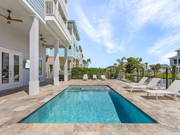 Luxury Canal-Front Home with Heated Pool & Beach Access - Perfect Getaway in Fort Myers