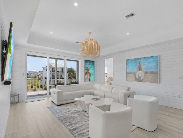 Luxury Canal-Front Home with Heated Pool & Beach Access - Perfect Getaway in Fort Myers