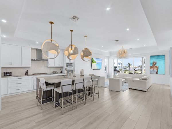 Luxury Canal-Front Home with Heated Pool & Beach Access - Perfect Getaway in Fort Myers