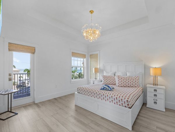 Luxury Canal-Front Home with Heated Pool & Beach Access - Perfect Getaway in Fort Myers