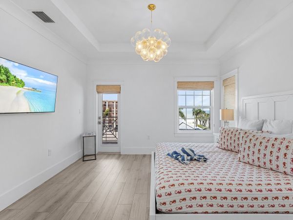 Luxury Canal-Front Home with Heated Pool & Beach Access - Perfect Getaway in Fort Myers