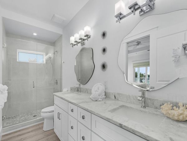 Luxury Canal-Front Home with Heated Pool & Beach Access - Perfect Getaway in Fort Myers