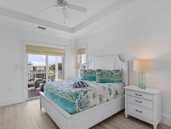 Luxury Canal-Front Home with Heated Pool & Beach Access - Perfect Getaway in Fort Myers