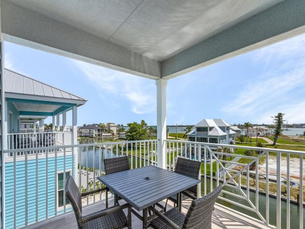 Luxury Canal-Front Home with Heated Pool & Beach Access - Perfect Getaway in Fort Myers
