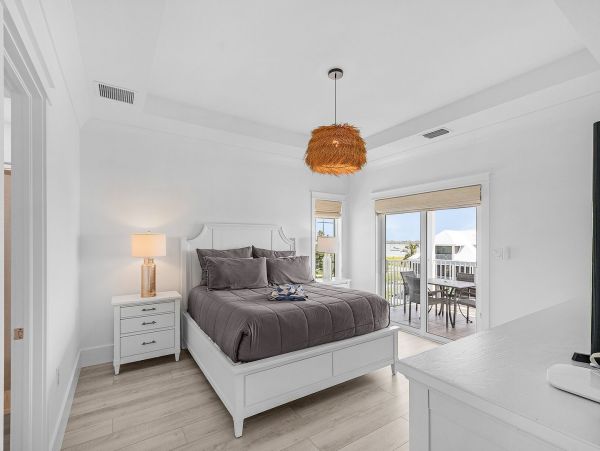 Luxury Canal-Front Home with Heated Pool & Beach Access - Perfect Getaway in Fort Myers