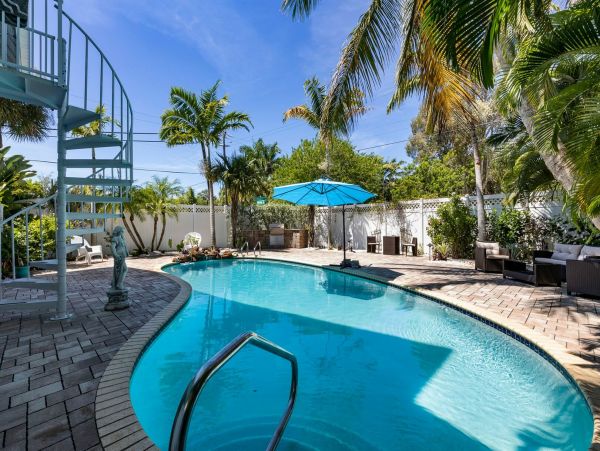 Siesta Key Luxury Vacation Pool Home Sleeps Six