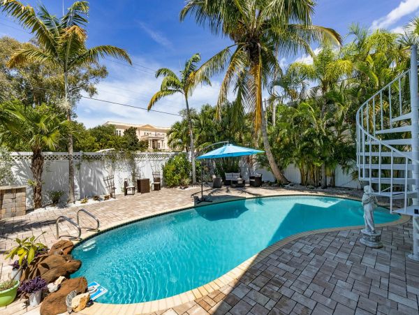 Siesta Key Luxury Vacation Pool Home Sleeps Six