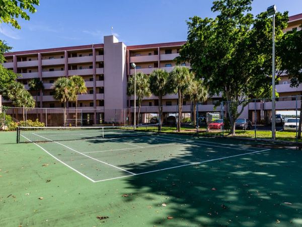Marco Island Vacation Condo Sleeps 4 Guests Communal Pool