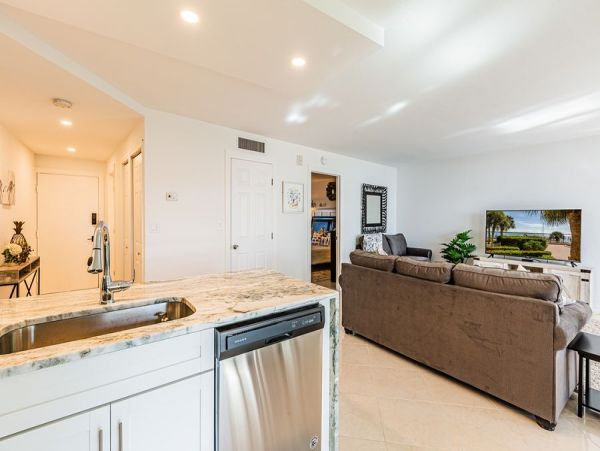 Marco Island Vacation Condo Sleeps 4 Guests Communal Pool