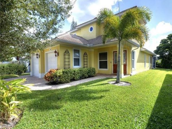 Naples Walk to Beach Four Bedroom Plus Den Vacation Home
