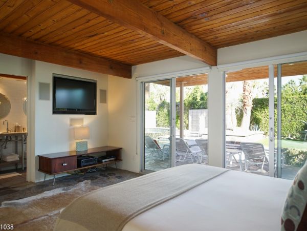 Palm Springs Home 948529