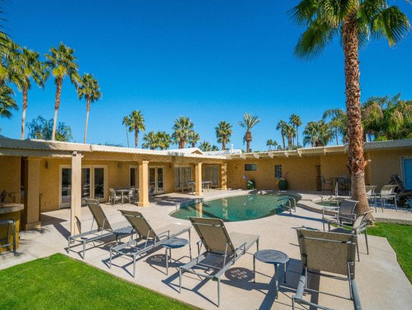 Palm Springs Home 948534