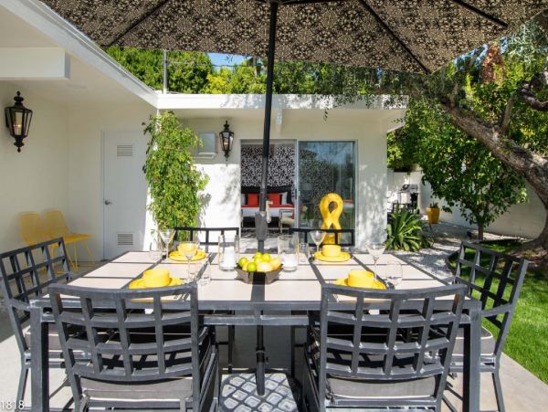 Palm Springs Home 948536