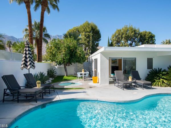 Palm Springs Home 948536