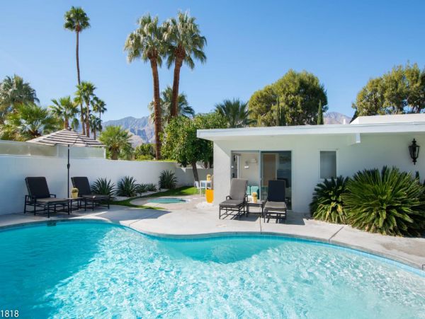 Palm Springs Home 948536