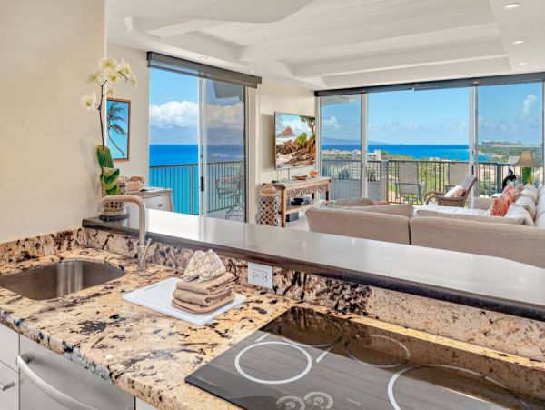 Kaanapali Oceanfront Condo with 2 Bedrooms Sleeps 6 Guests