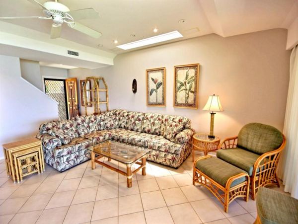 Charming Vacation Home Rental on Lahaina with Pool