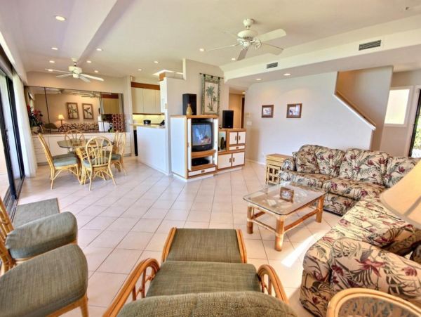 Charming Vacation Home Rental on Lahaina with Pool