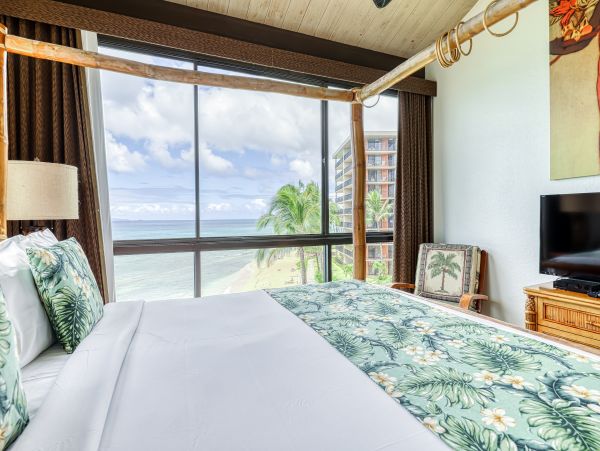 Oceanfront Lahaina Vacation Condo Three Bedroom + Loft