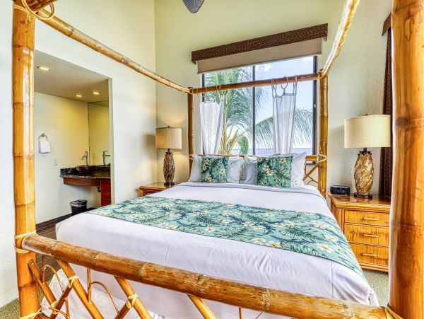 Oceanfront Lahaina Vacation Condo Three Bedroom + Loft